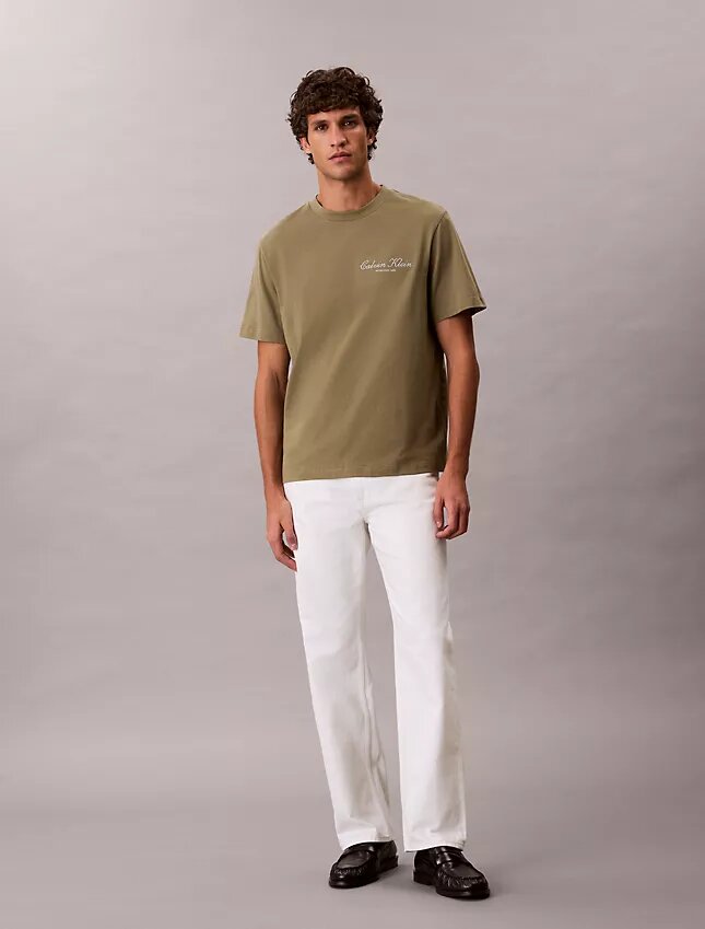 T-shirt classica con grafica e logo in caratteri piccoli T-shirt classica con grafica e logo in caratteri piccoli