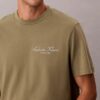 T-shirt classica con grafica e logo in caratteri piccoli T-shirt classica con grafica e logo in caratteri piccoli