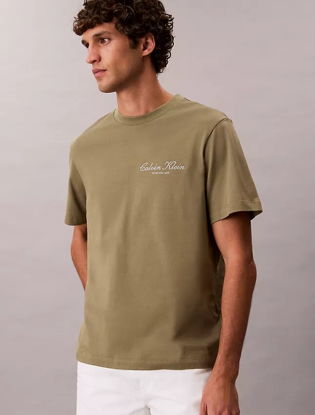 T-shirt classica con grafica e logo in caratteri piccoli T-shirt classica con grafica e logo in caratteri piccoli