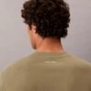 T-shirt classica con grafica e logo in caratteri piccoli T-shirt classica con grafica e logo in caratteri piccoli