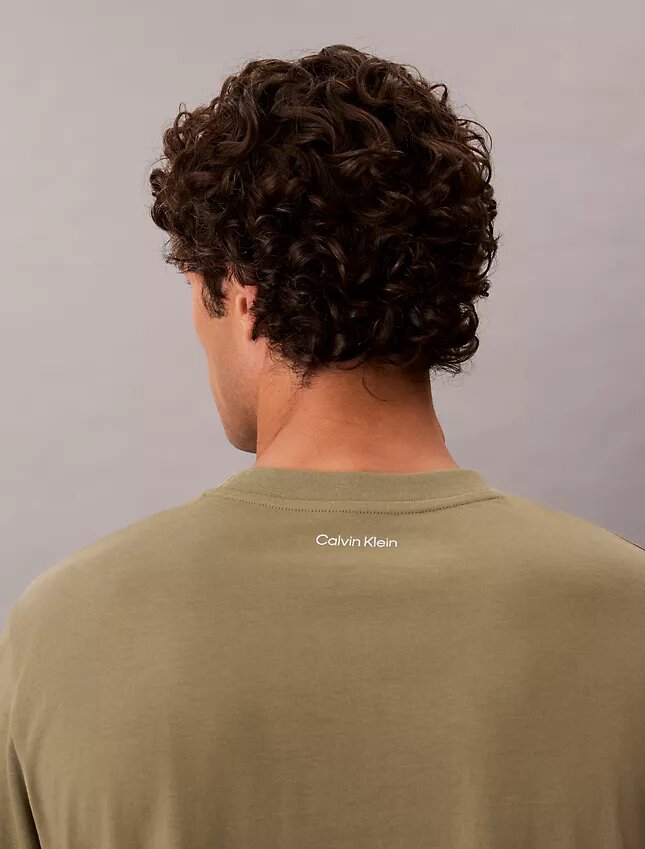 T-shirt classica con grafica e logo in caratteri piccoli T-shirt classica con grafica e logo in caratteri piccoli