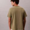 T-shirt classica con grafica e logo in caratteri piccoli T-shirt classica con grafica e logo in caratteri piccoli