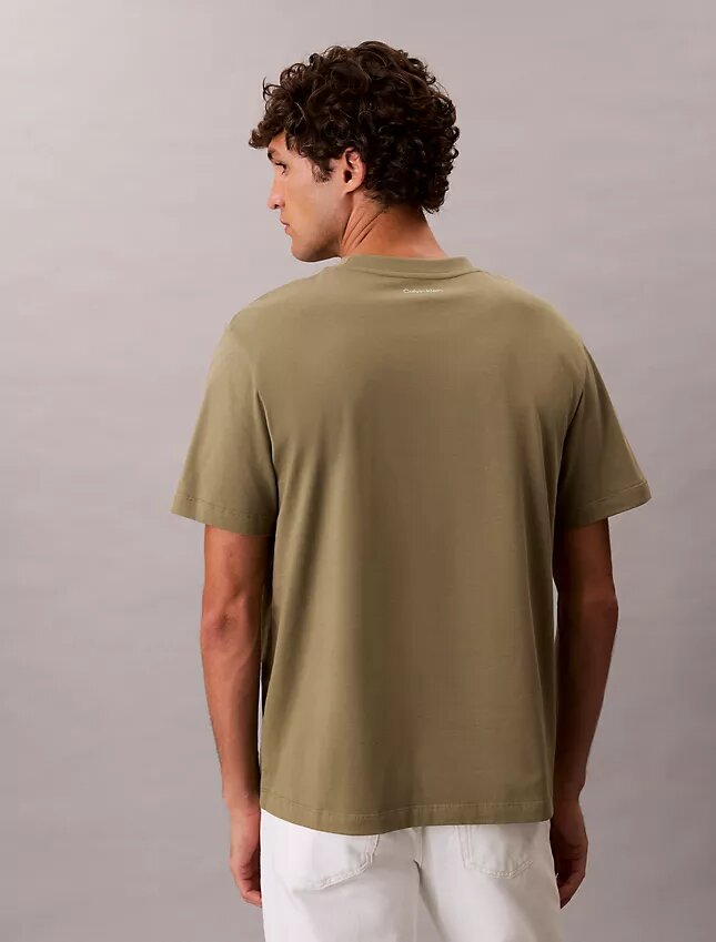 T-shirt classica con grafica e logo in caratteri piccoli T-shirt classica con grafica e logo in caratteri piccoli