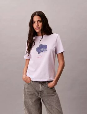 T-shirt classica con grafica floreale sfocata