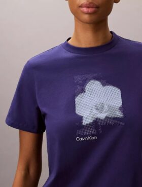 T-shirt classica con grafica floreale sfocata