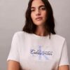 T-shirt classica con grafica Script Monologo T-shirt classica con grafica Script Monologo