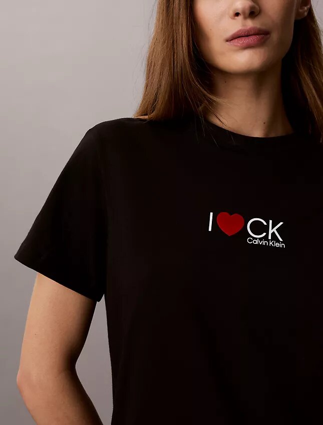 T-shirt classica con logo a cuore T-shirt classica con logo a cuore