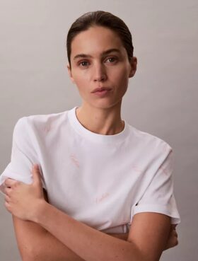 T-shirt classica con logo in caratteri script su tutta la superficie