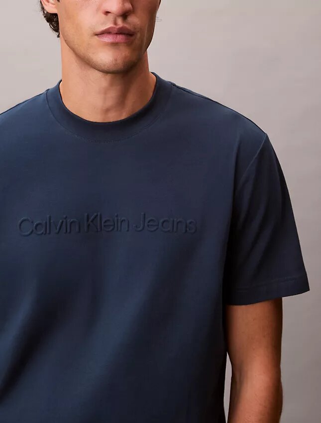 T-shirt classica con logo in rilievo T-shirt classica con logo in rilievo