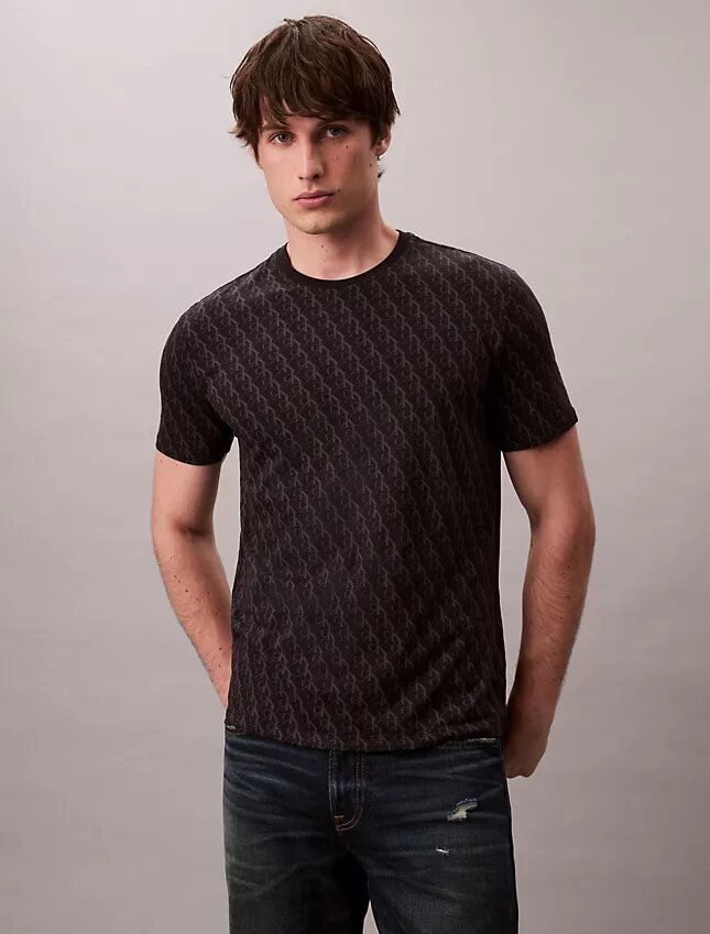 T-shirt classica con Monogram su tutta la superficie in cotone Liquid Touch T-shirt classica con Monogram su tutta la superficie in cotone Liquid Touch