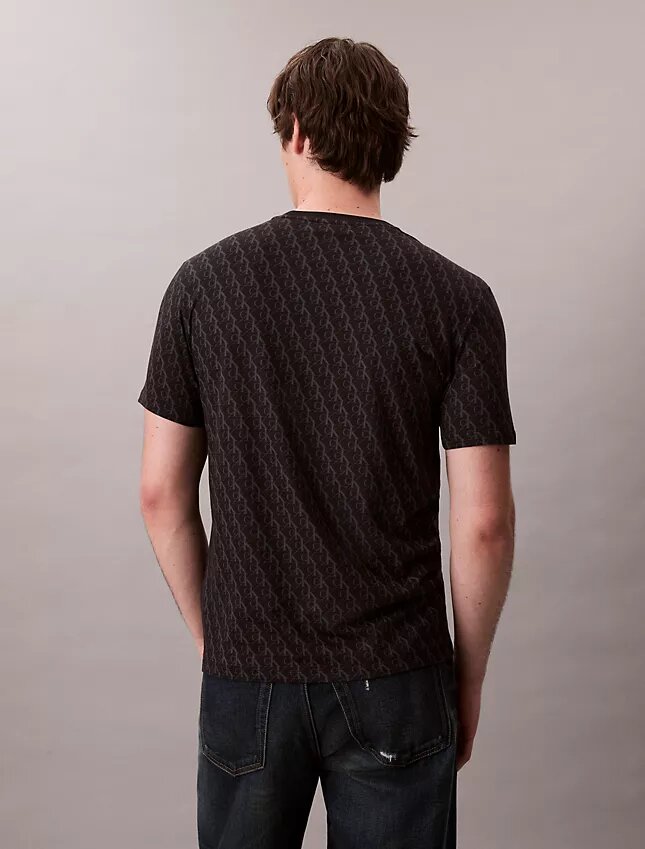 T-shirt classica con Monogram su tutta la superficie in cotone Liquid Touch T-shirt classica con Monogram su tutta la superficie in cotone Liquid Touch