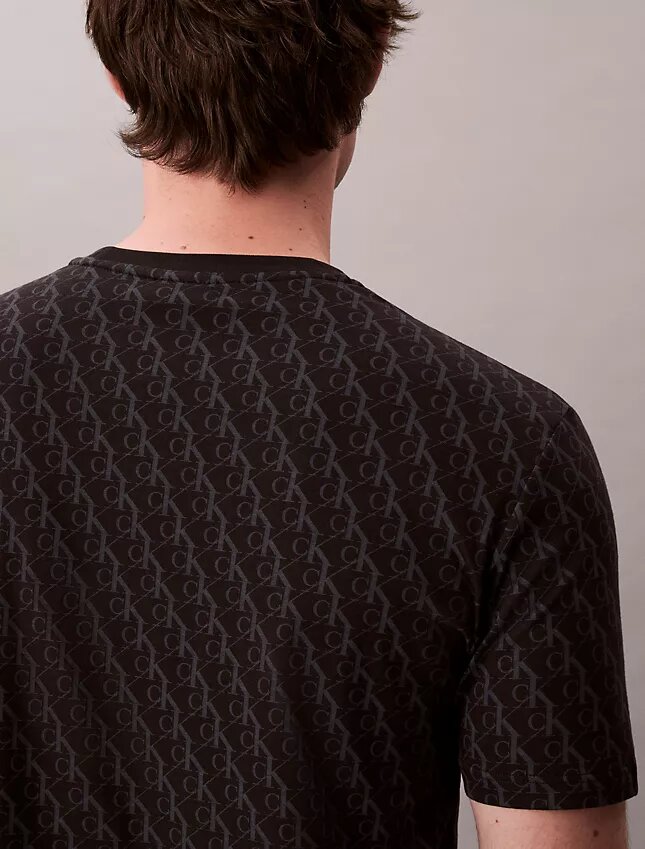 T-shirt classica con Monogram su tutta la superficie in cotone Liquid Touch T-shirt classica con Monogram su tutta la superficie in cotone Liquid Touch