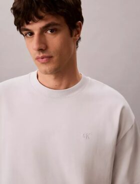 T-shirt comoda con grafica Monologo effetto consumato