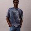 T-shirt comoda con logo a strisce T-shirt comoda con logo a strisce