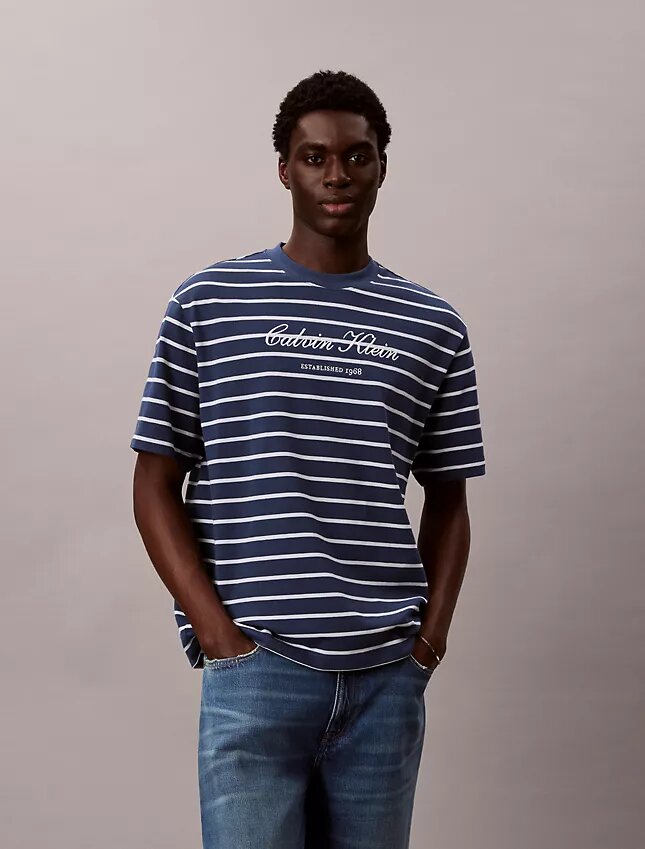 T-shirt comoda con logo a strisce T-shirt comoda con logo a strisce