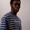 T-shirt comoda con logo a strisce T-shirt comoda con logo a strisce
