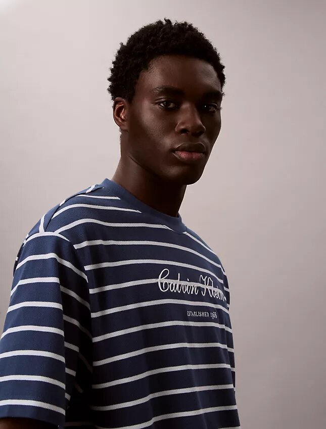T-shirt comoda con logo a strisce T-shirt comoda con logo a strisce