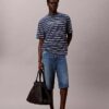 T-shirt comoda con logo a strisce T-shirt comoda con logo a strisce