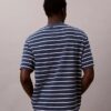T-shirt comoda con logo a strisce T-shirt comoda con logo a strisce