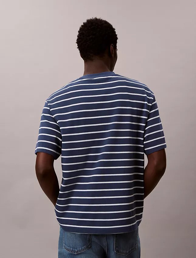 T-shirt comoda con logo a strisce T-shirt comoda con logo a strisce