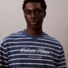 T-shirt comoda con logo a strisce T-shirt comoda con logo a strisce