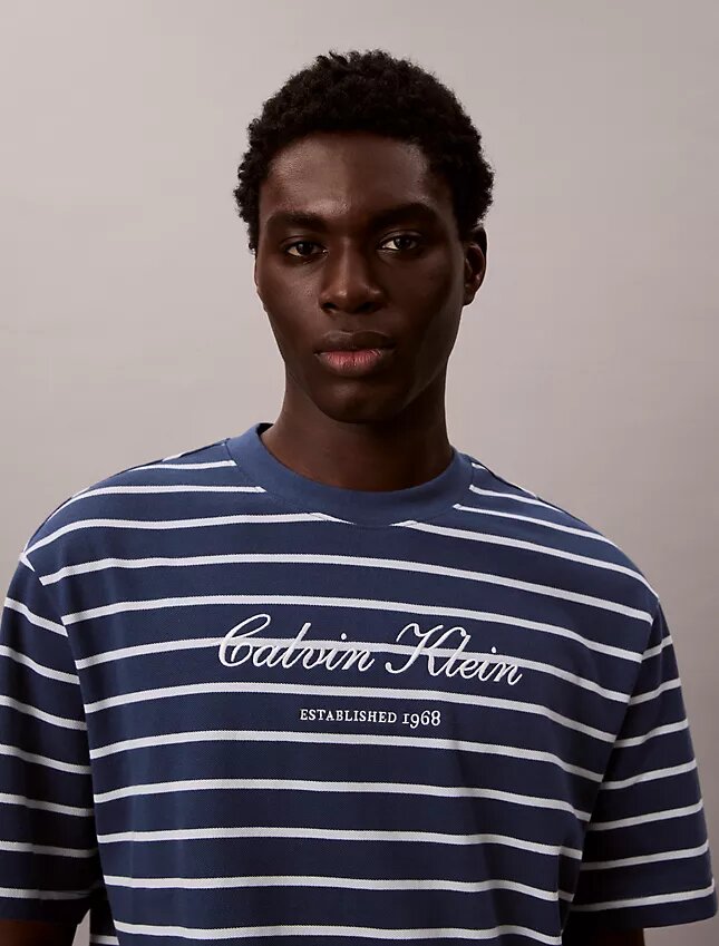 T-shirt comoda con logo a strisce T-shirt comoda con logo a strisce