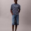 T-shirt comoda con logo a strisce T-shirt comoda con logo a strisce