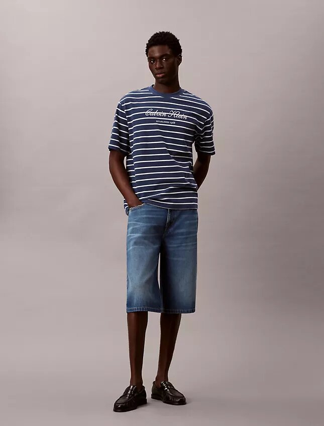 T-shirt comoda con logo a strisce T-shirt comoda con logo a strisce