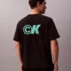 T-shirt comoda con logo grafico in piqué rinfrescante T-shirt comoda con logo grafico in piqué rinfrescante