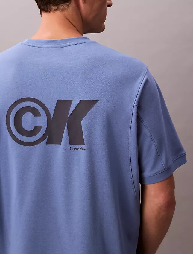 T-shirt comoda con logo grafico in piqué rinfrescante T-shirt comoda con logo grafico in piqué rinfrescante