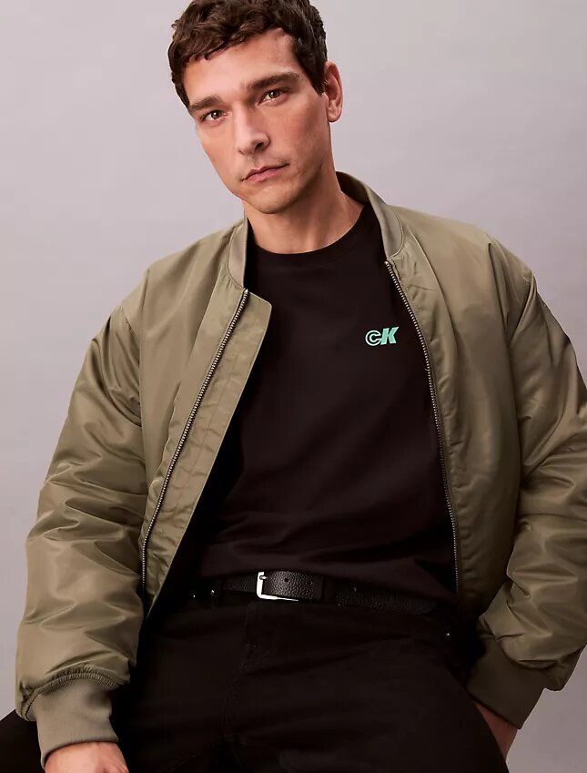 T-shirt comoda con logo grafico in piqué rinfrescante T-shirt comoda con logo grafico in piqué rinfrescante