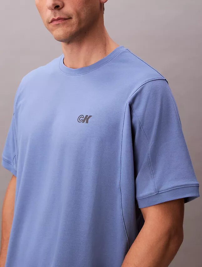 T-shirt comoda con logo grafico in piqué rinfrescante T-shirt comoda con logo grafico in piqué rinfrescante