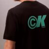 T-shirt comoda con logo grafico in piqué rinfrescante T-shirt comoda con logo grafico in piqué rinfrescante