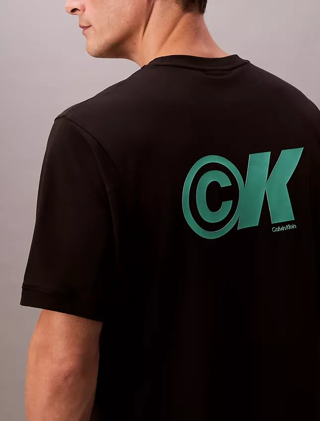 T-shirt comoda con logo grafico in piqué rinfrescante T-shirt comoda con logo grafico in piqué rinfrescante
