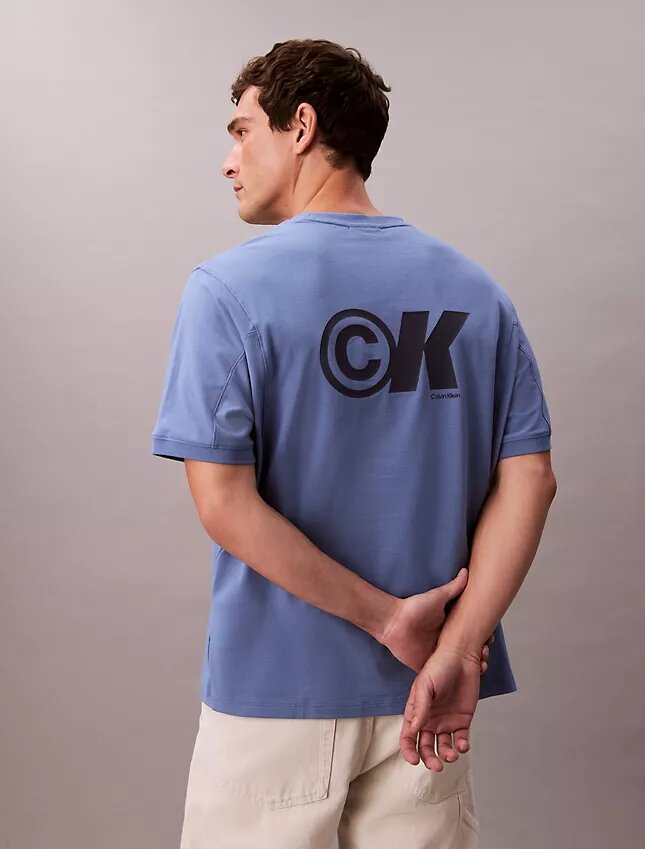 T-shirt comoda con logo grafico in piqué rinfrescante T-shirt comoda con logo grafico in piqué rinfrescante