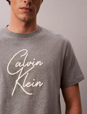 T-shirt comoda con logo in script