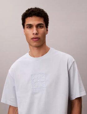 T-shirt comoda con logo ricamato