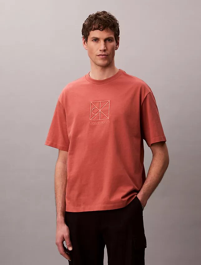 T-shirt comoda con logo ricamato T-shirt comoda con logo ricamato
