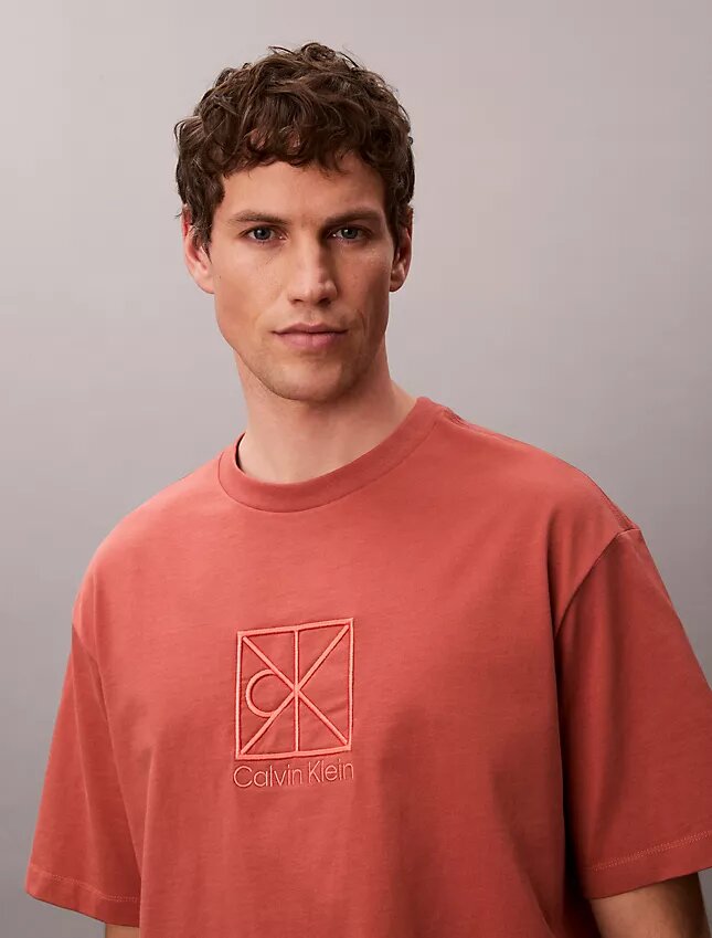 T-shirt comoda con logo ricamato T-shirt comoda con logo ricamato