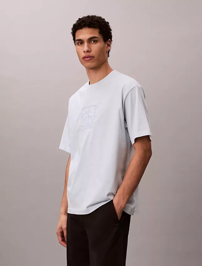 T-shirt comoda con logo ricamato T-shirt comoda con logo ricamato