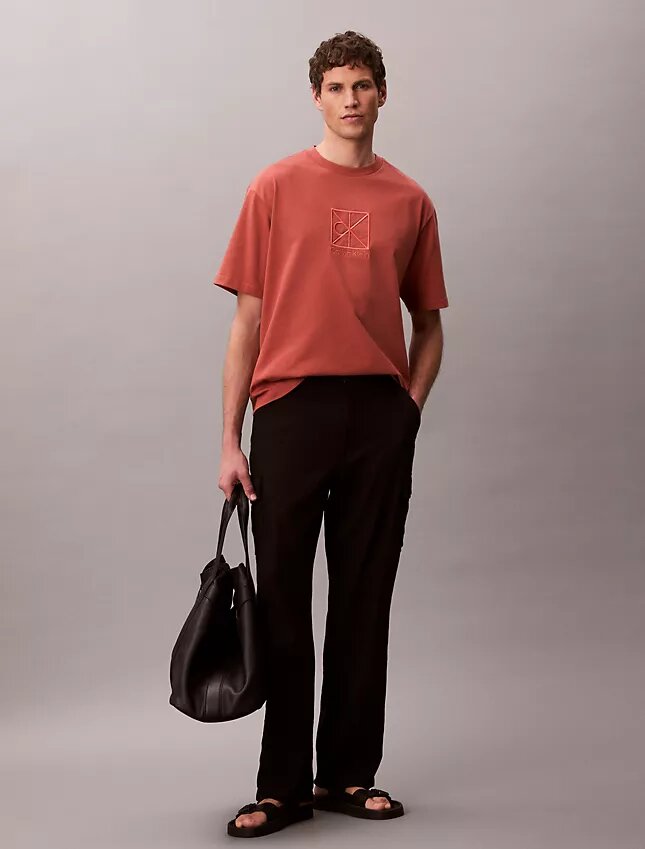 T-shirt comoda con logo ricamato T-shirt comoda con logo ricamato