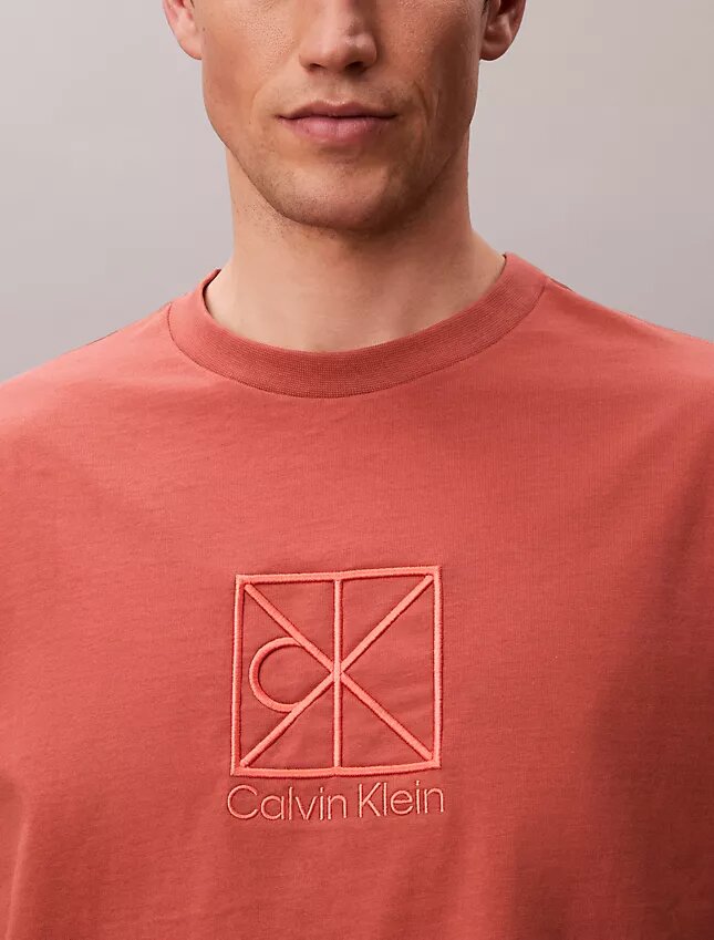 T-shirt comoda con logo ricamato T-shirt comoda con logo ricamato