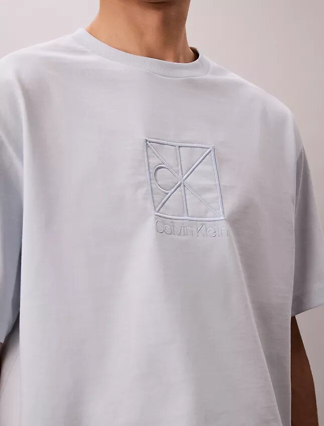 T-shirt comoda con logo ricamato T-shirt comoda con logo ricamato