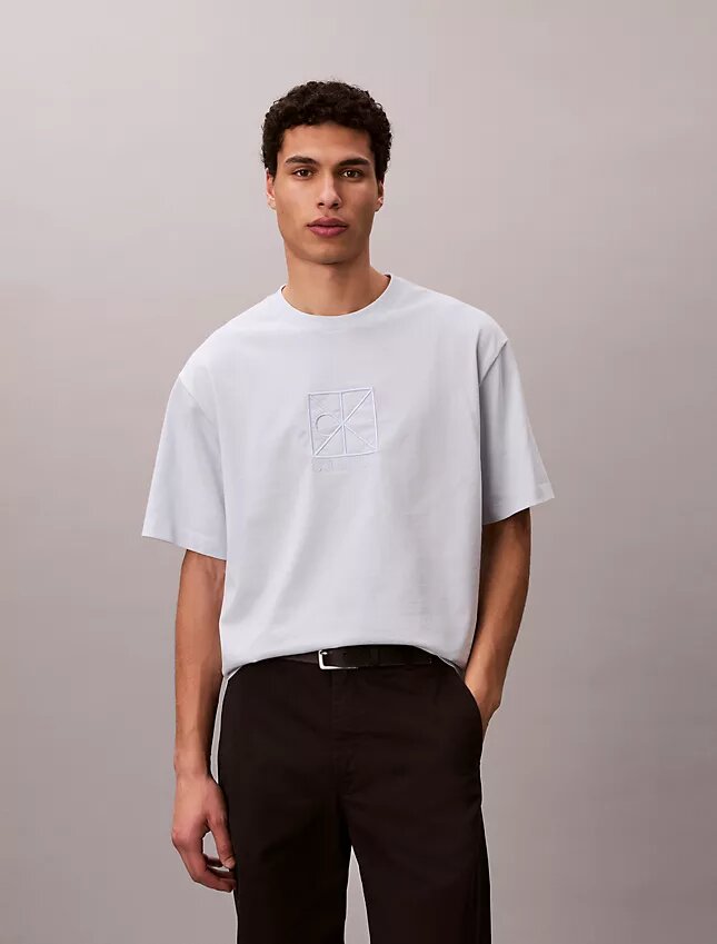 T-shirt comoda con logo ricamato T-shirt comoda con logo ricamato