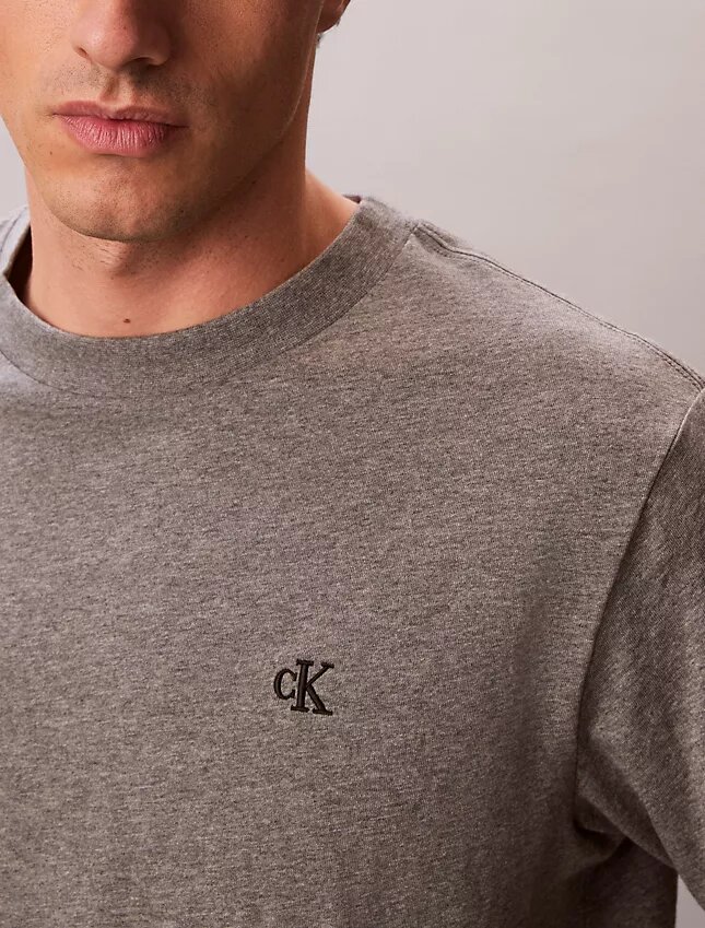 T-shirt comoda con Monogram ricamato T-shirt comoda con Monogram ricamato