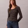 T-shirt con scollo a U in cotone a costine T-shirt con scollo a U in cotone a costine