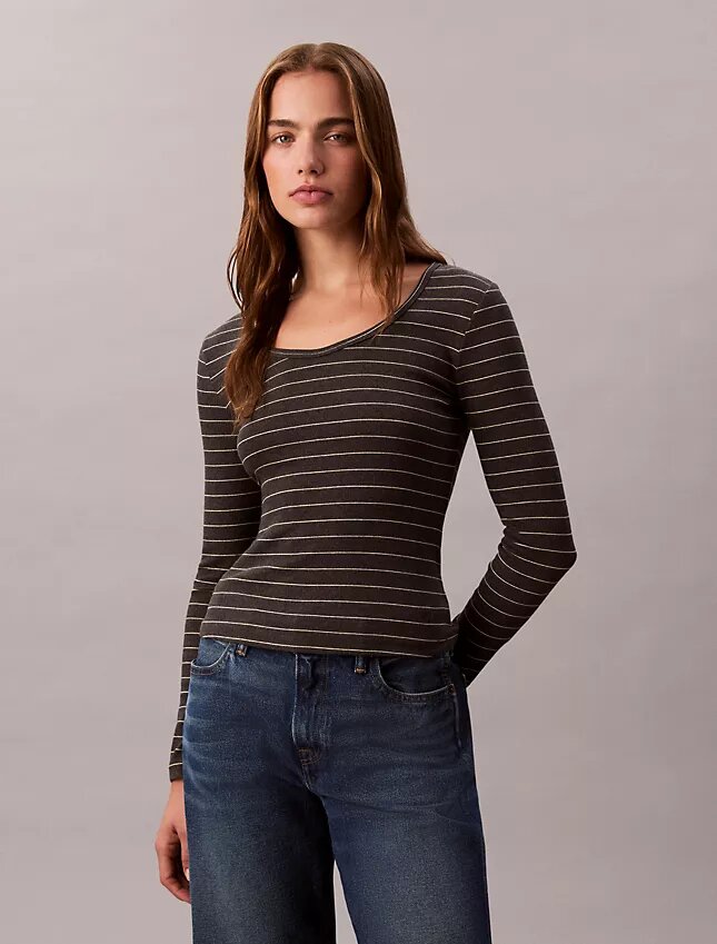 T-shirt con scollo a U in cotone a costine T-shirt con scollo a U in cotone a costine