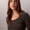 T-shirt con scollo a U in cotone a costine T-shirt con scollo a U in cotone a costine