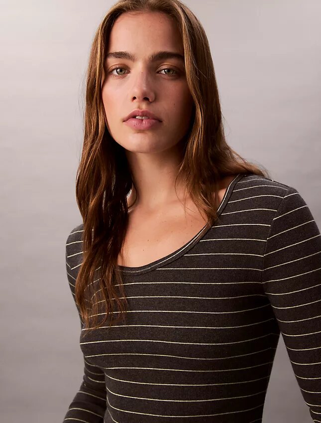 T-shirt con scollo a U in cotone a costine T-shirt con scollo a U in cotone a costine