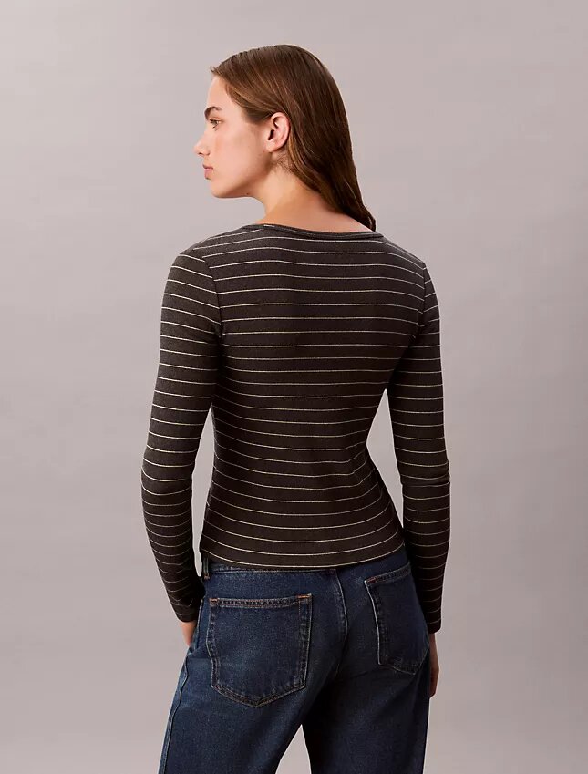 T-shirt con scollo a U in cotone a costine T-shirt con scollo a U in cotone a costine